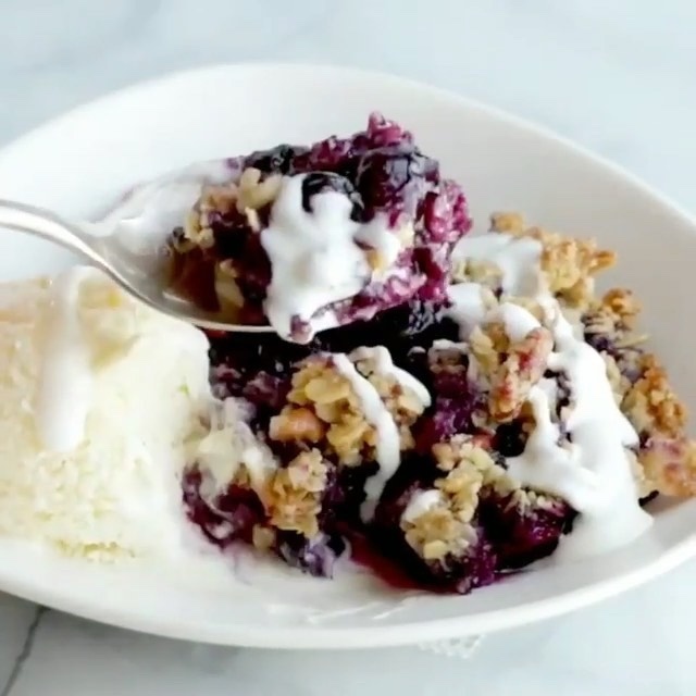 Healthy Blueberry Crisp with Oats and Maple Syrup