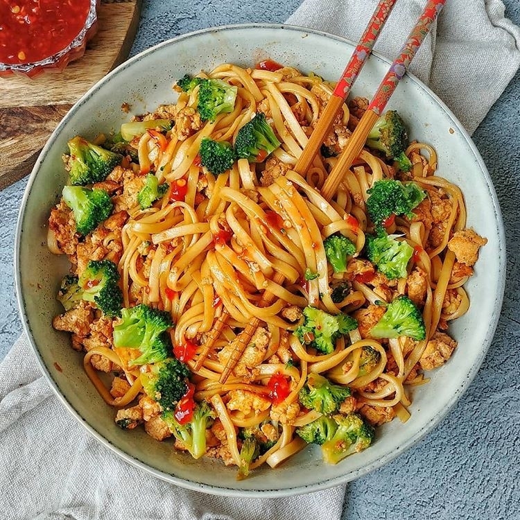 Stir-Fry Noodles with Tofu and Broccoli