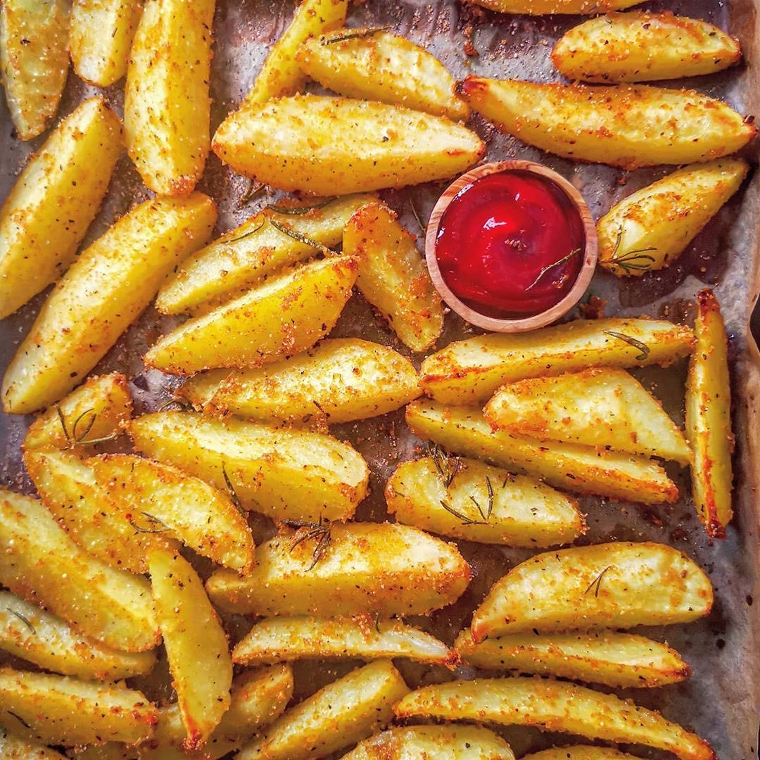 Crispy Baked Potato Wedges with Rosemary and Spices