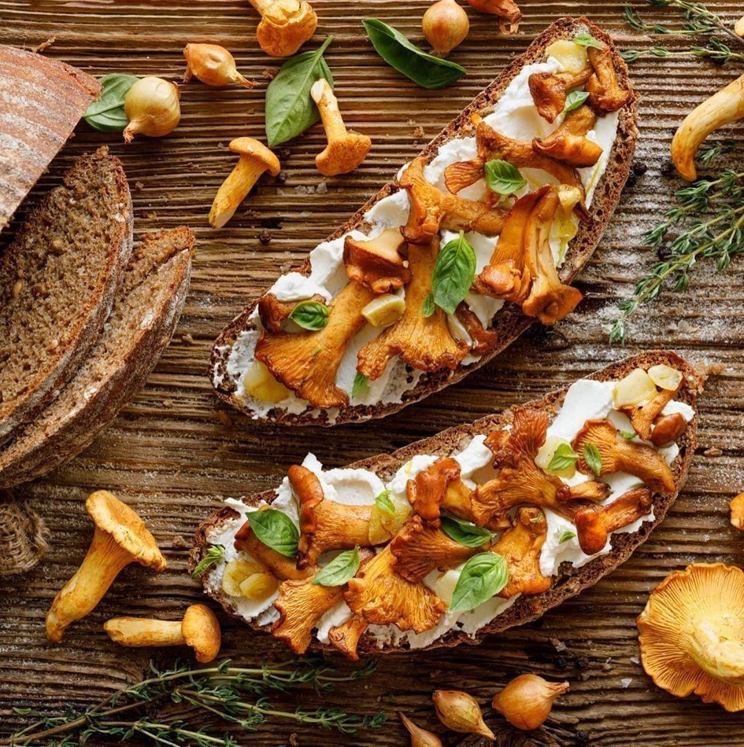 Toast Topped with Creamy Garlic & Thyme Mushrooms⠀