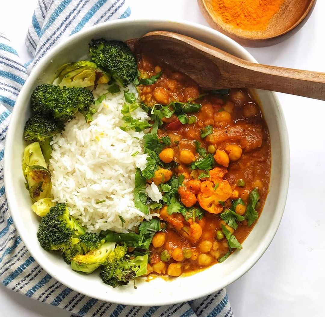 Coconut Curry Chickpeas with Cauliflower and Peas