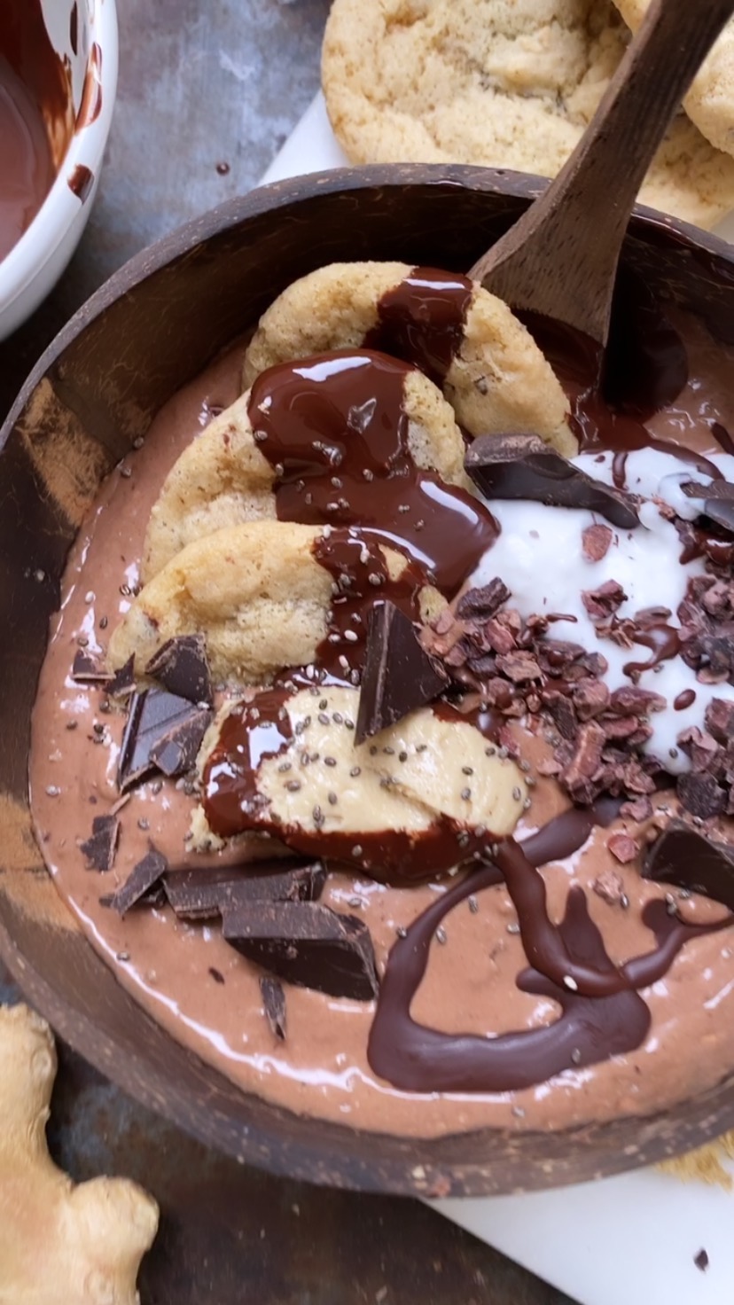 Chocolatey Smoothie Bowl with Banana and Cacao