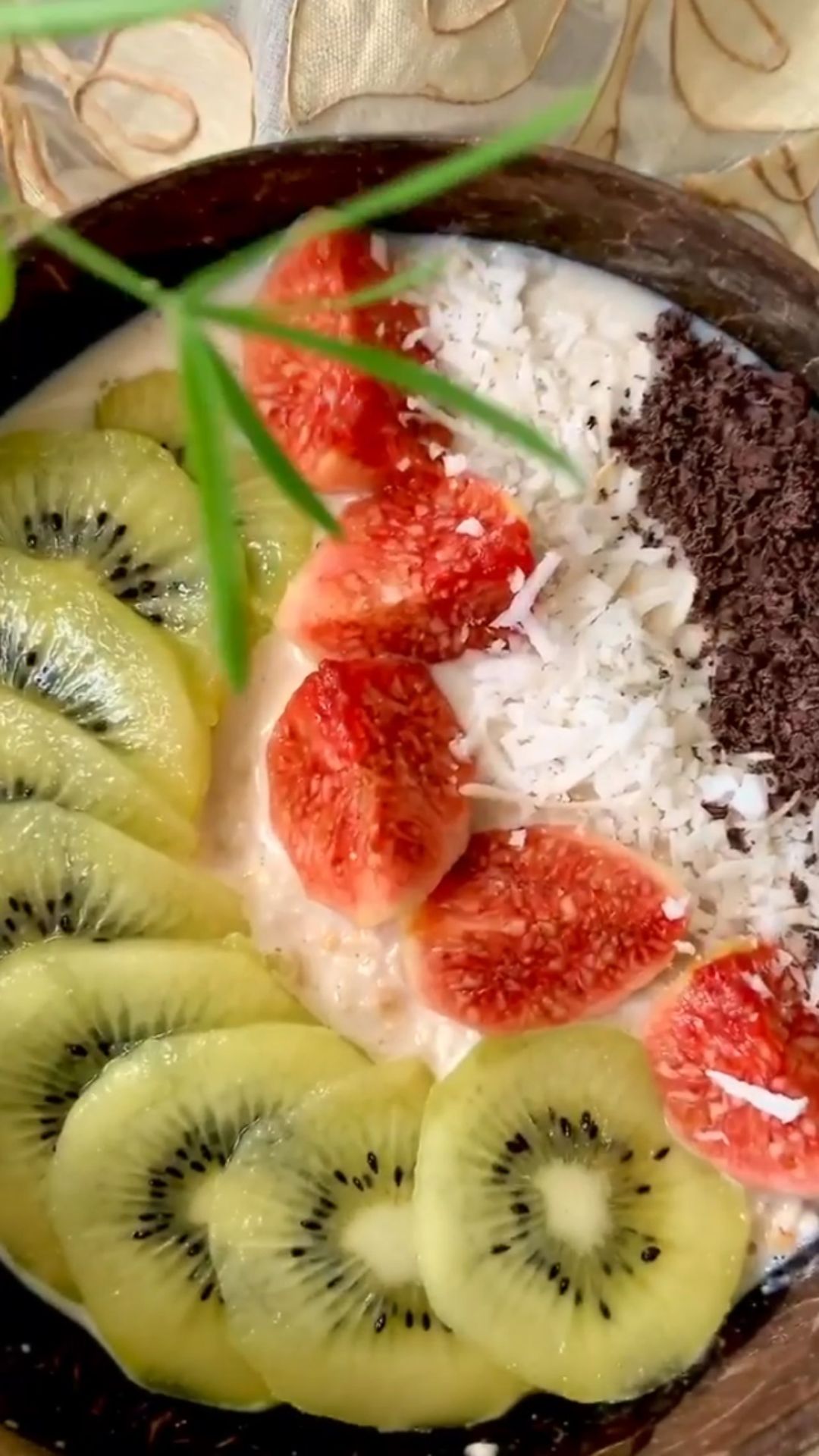 Overnight Oats with Kiwi and Figs