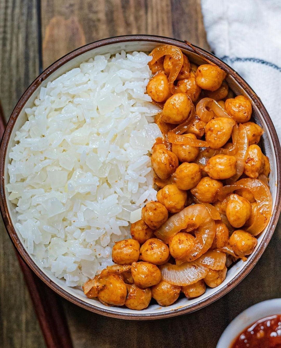 Chickpea stir-fry with fragrant garlicky rice