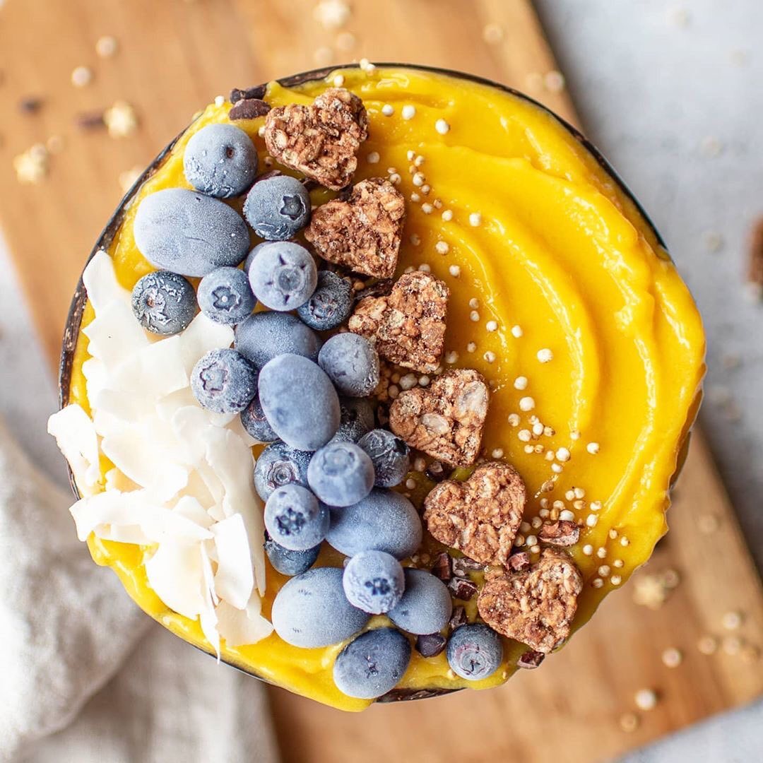 Mango Maracuja Nicecream with Toppings