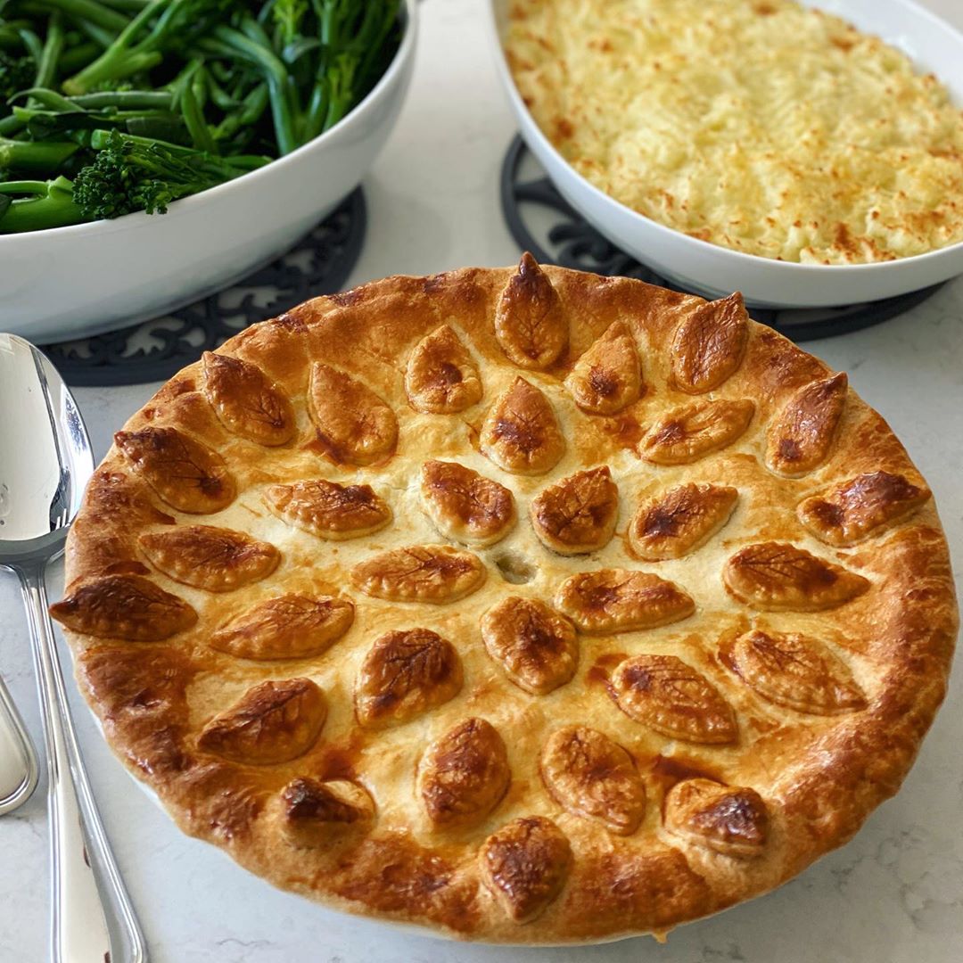 Delicious Chicken Pie with Leeks and Mushrooms