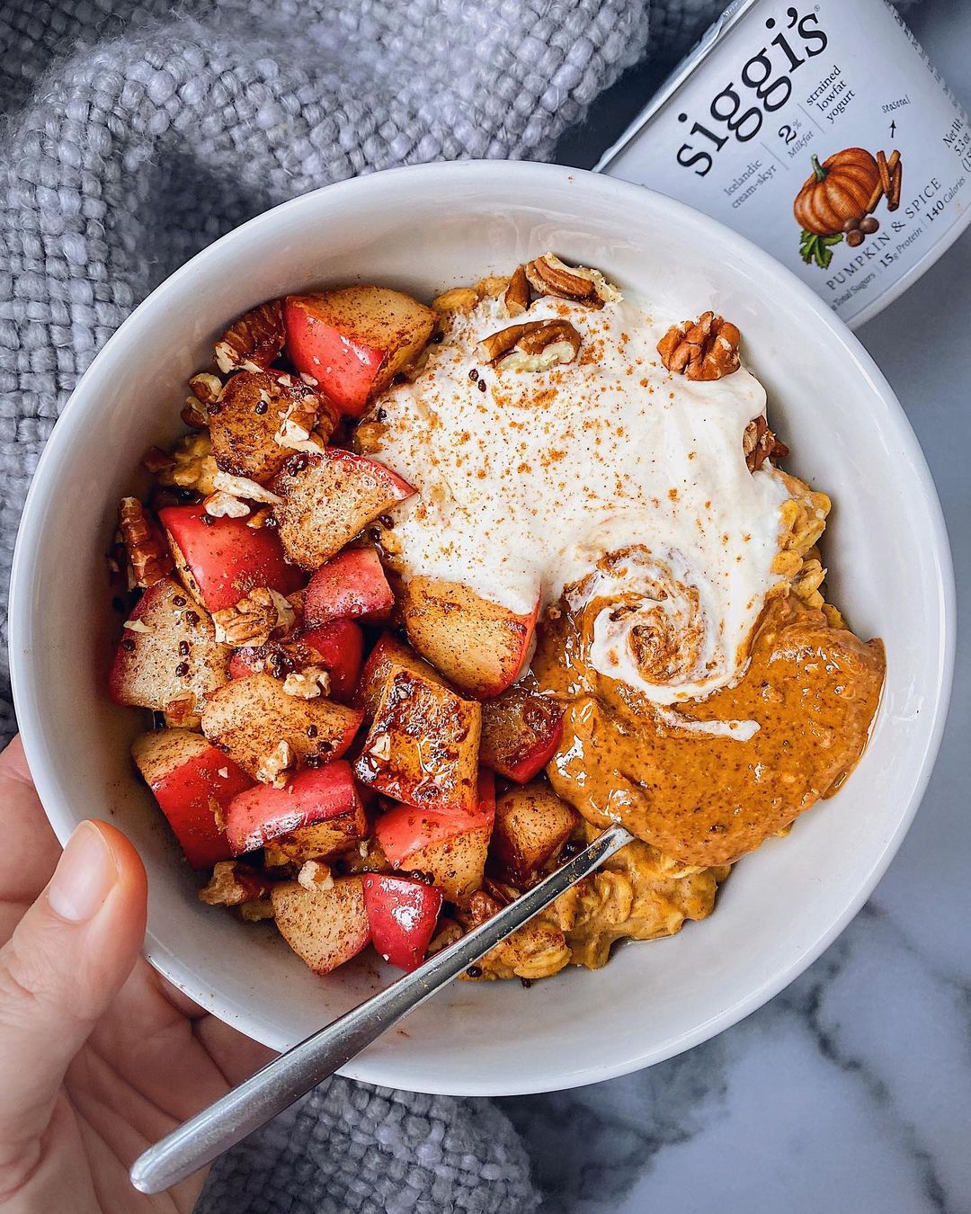 Creamy Pumpkin Spice Oatmeal Bowl