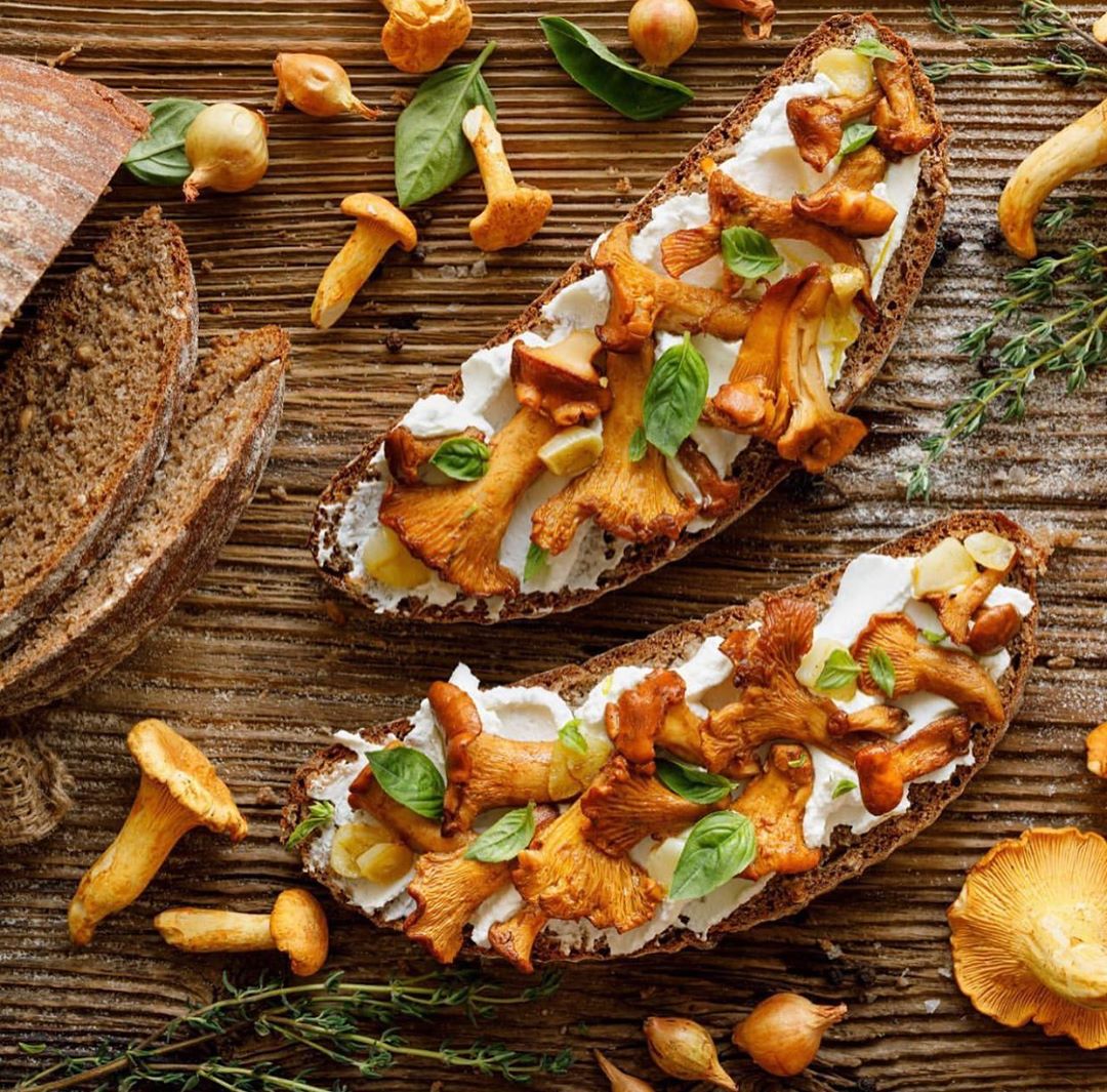 Toast Topped with Creamy Garlic and Thyme Mushrooms