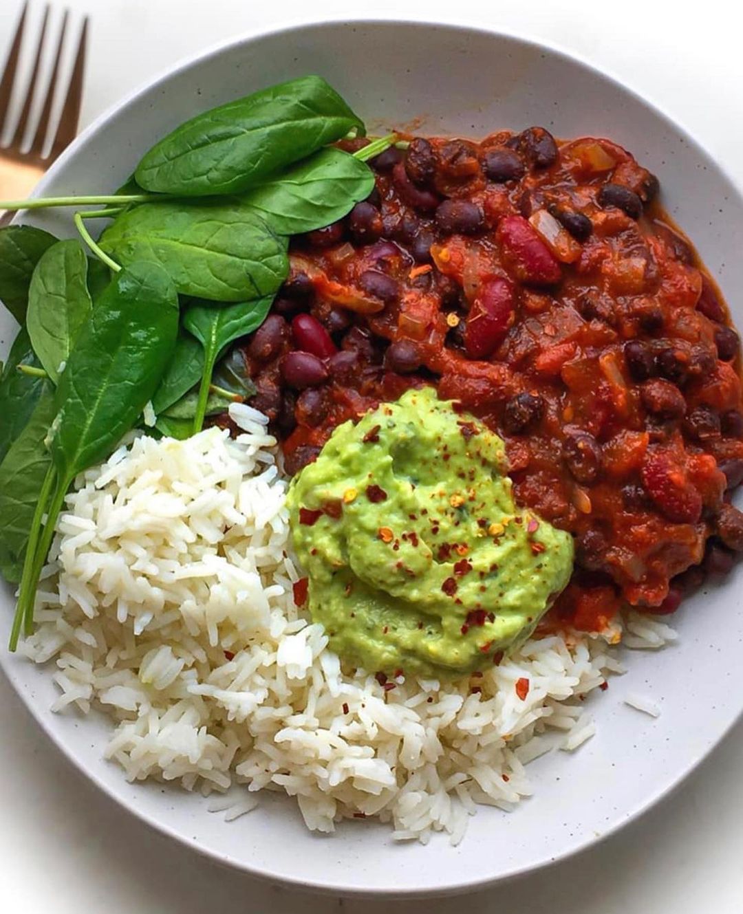 Bean Chilli with Guacamole and Rice