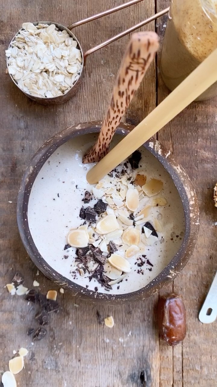 Creamy Almond Butter Smoothie with Oats and Vanilla