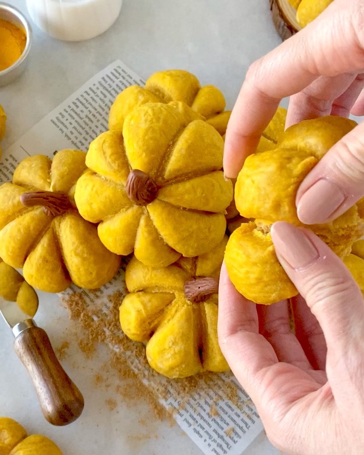 Vegan Pumpkin Bread Rolls for Healthy Halloween