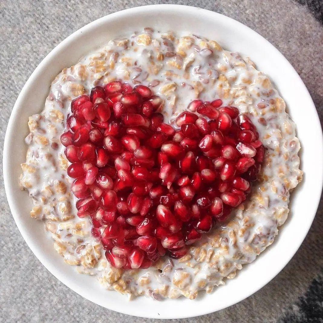 Yoghurt Overnight Oats with Pomegranate Heart