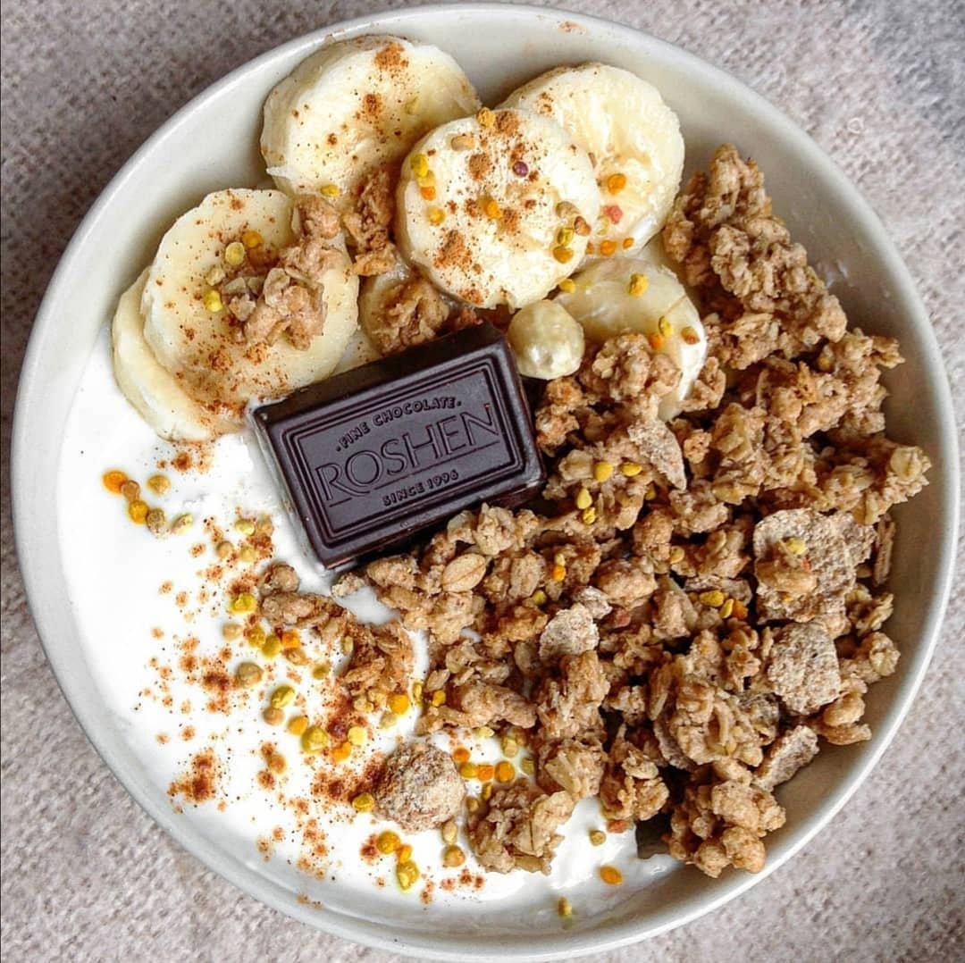 Granola, Banana, and Chocolate Yoghurt Bowl