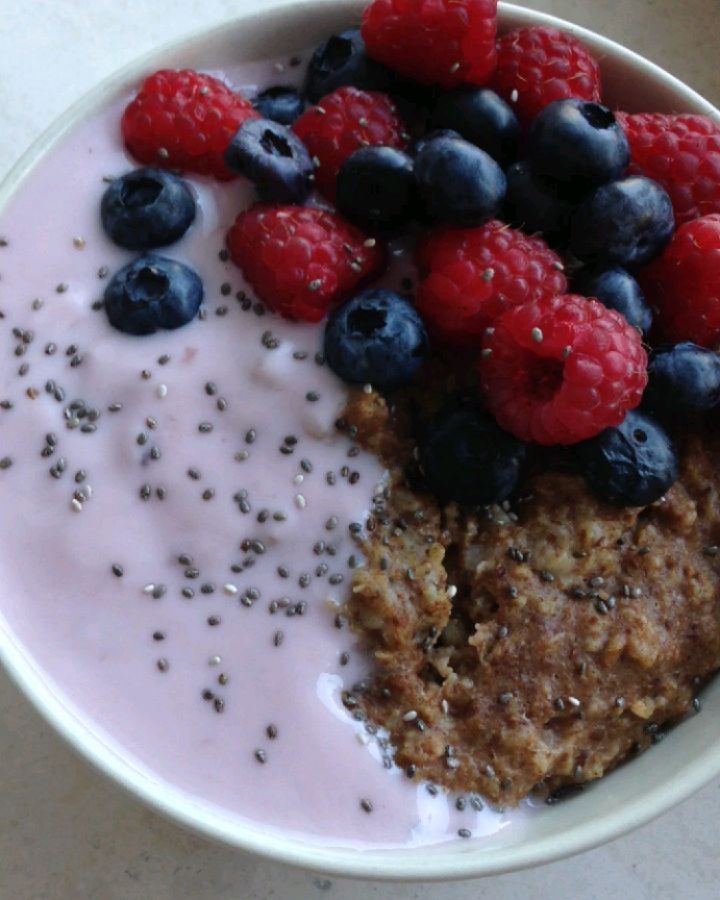 Berries & Yoghurt Oatmeal Bowl