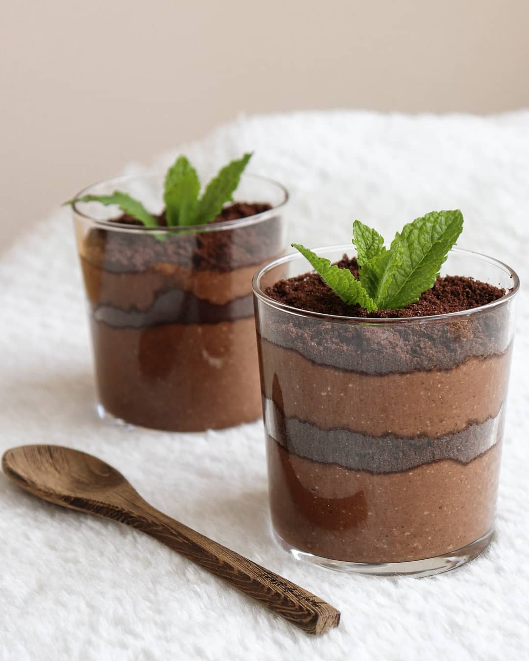 Healthy Chocolate Chia Puddings with Oreo Cookies 🍫🌱