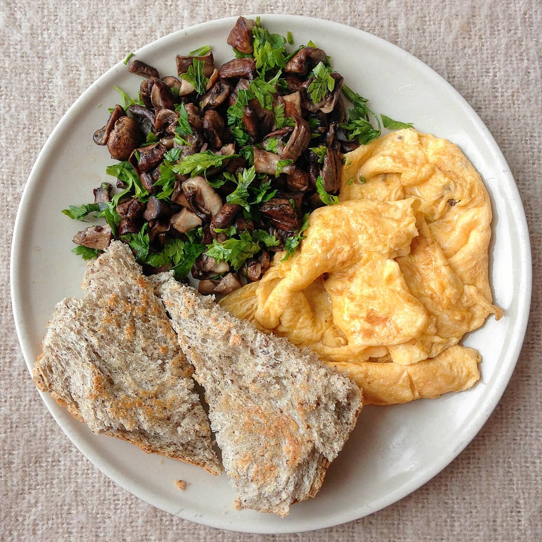 Scrambled Eggs with Mushrooms and Toast