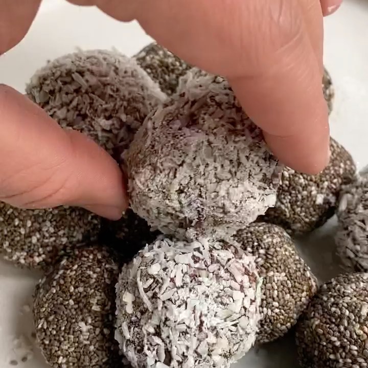 Vegan Cashew and Date Energy Balls