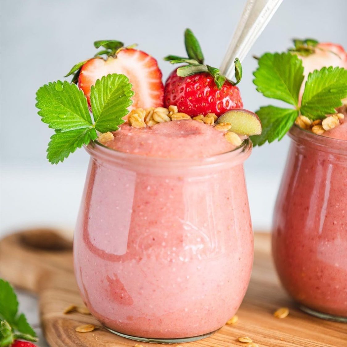 Strawberry Rhubarb Pie Smoothie Bowl