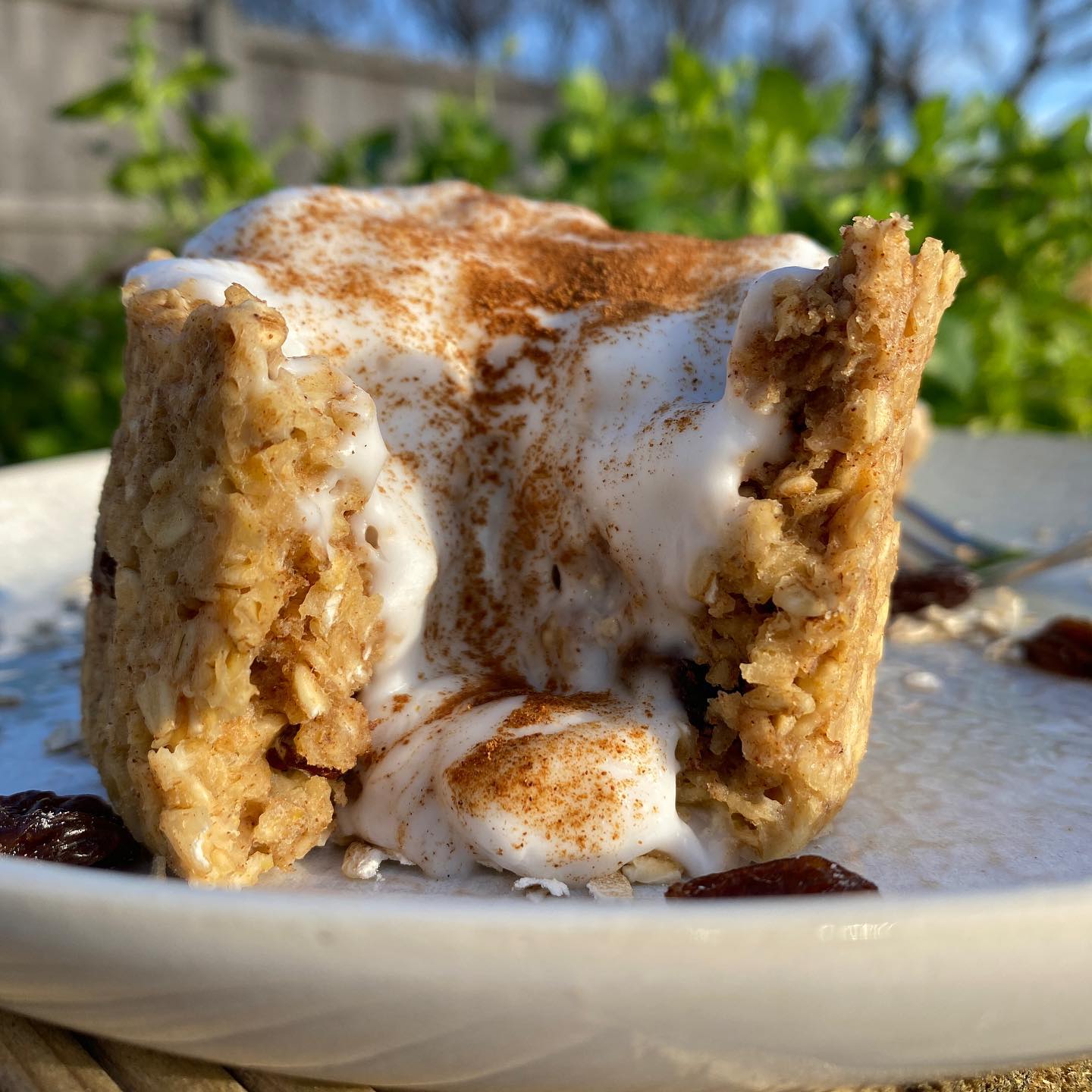 Quick and Easy Cinnamon Roll Baked Oats in a Mug