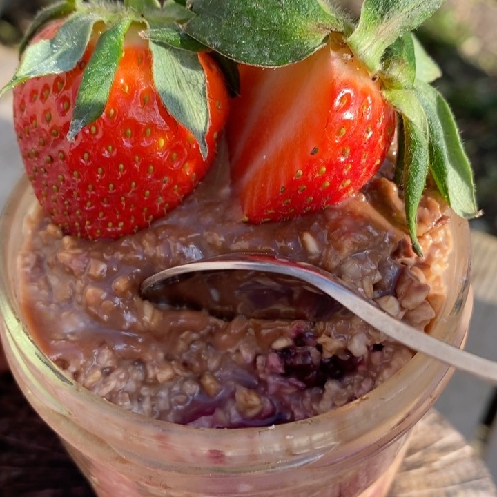 Chocolate and Berry Overnight Oats