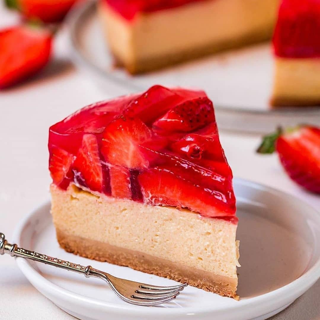 Vegan Cheesecake with Strawberry Topping