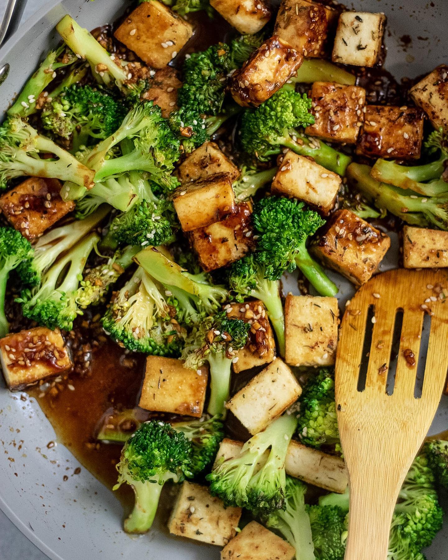 Simple Tofu Broccoli Stir Fry with Garlic Ginger Sauce