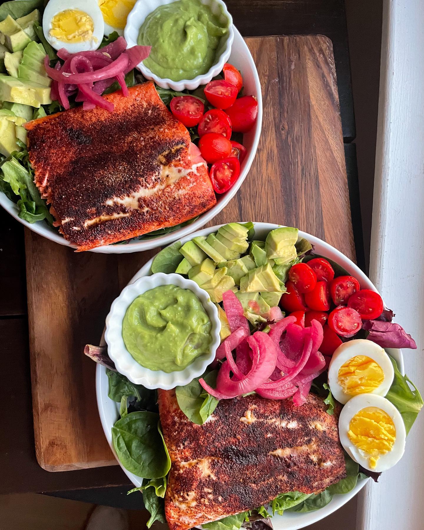 Quick and Flavorful Blackened Salmon Salad with Avocado Dressing