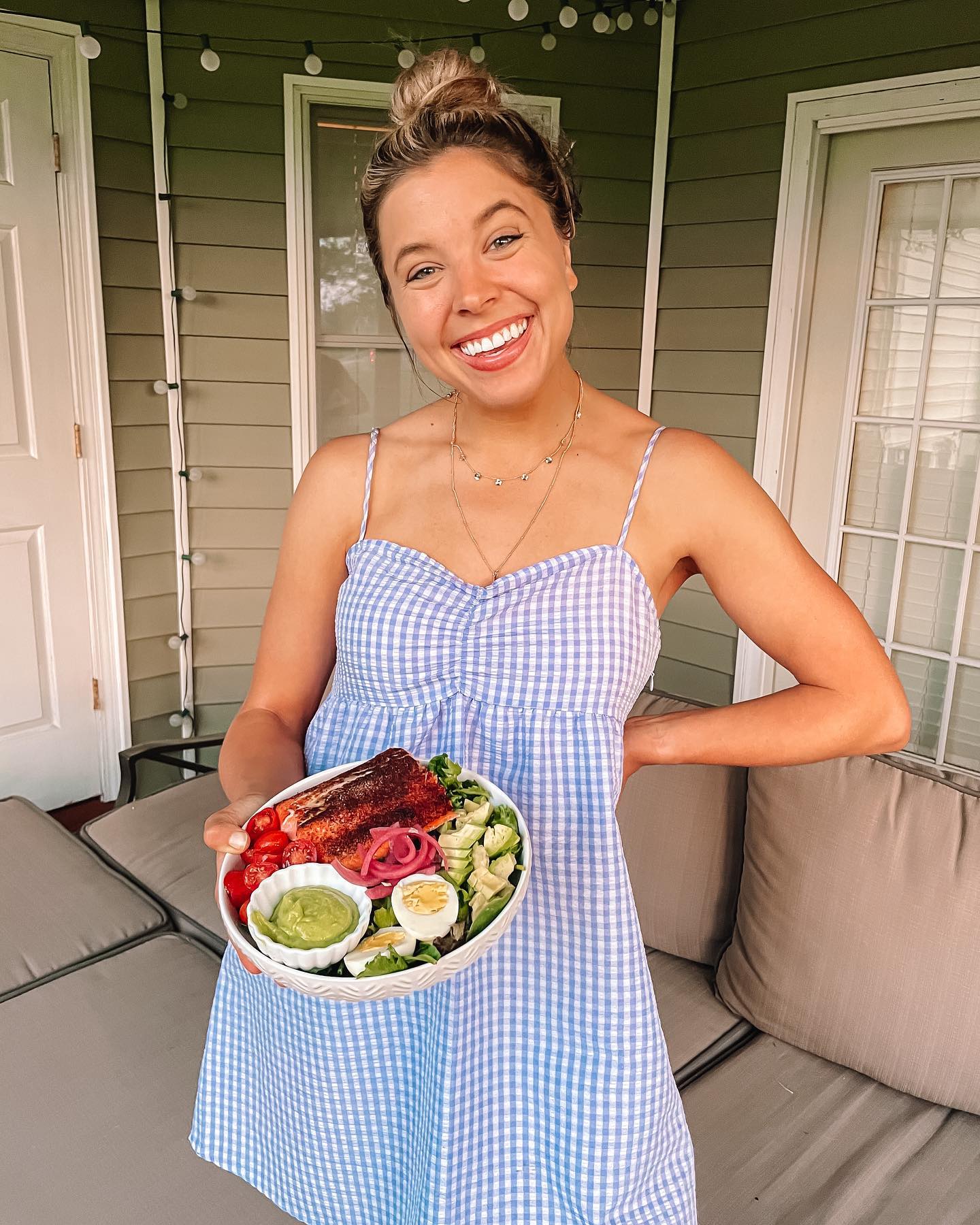 Quick and Flavorful Blackened Salmon Salad with Avocado Dressing