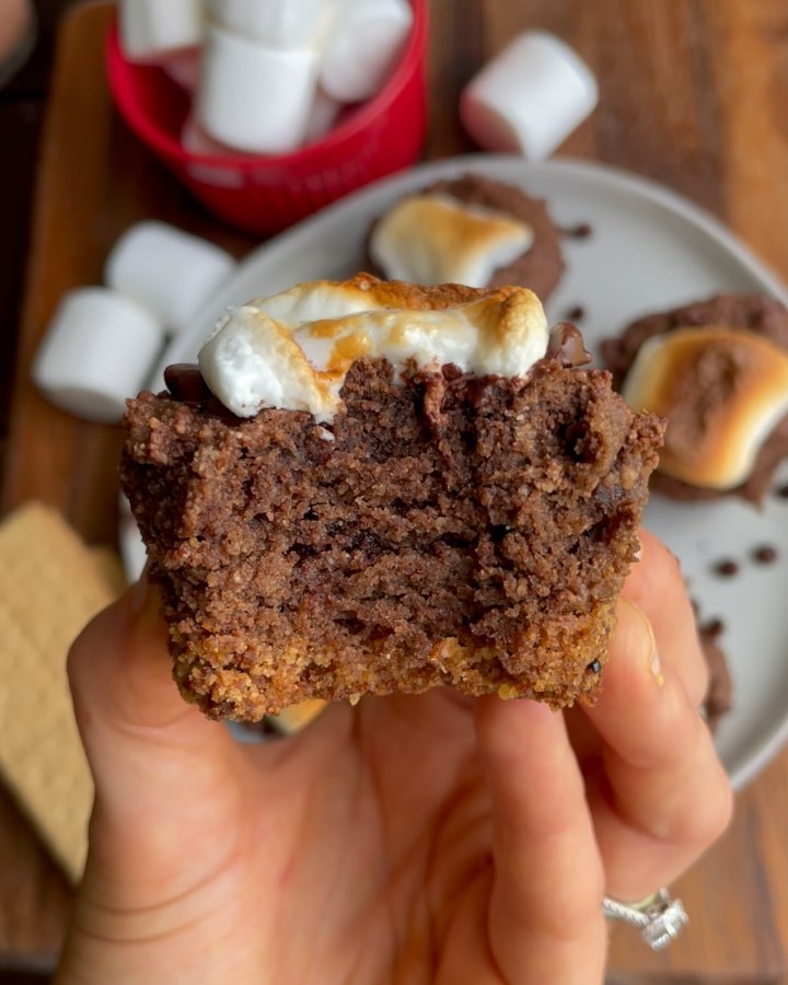 S’mores Muffins with Graham Cracker Crust
