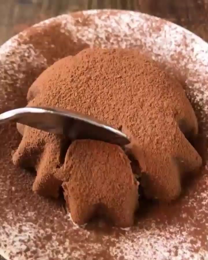 Vegan Chocolate Cake with a Luscious Liquid Center