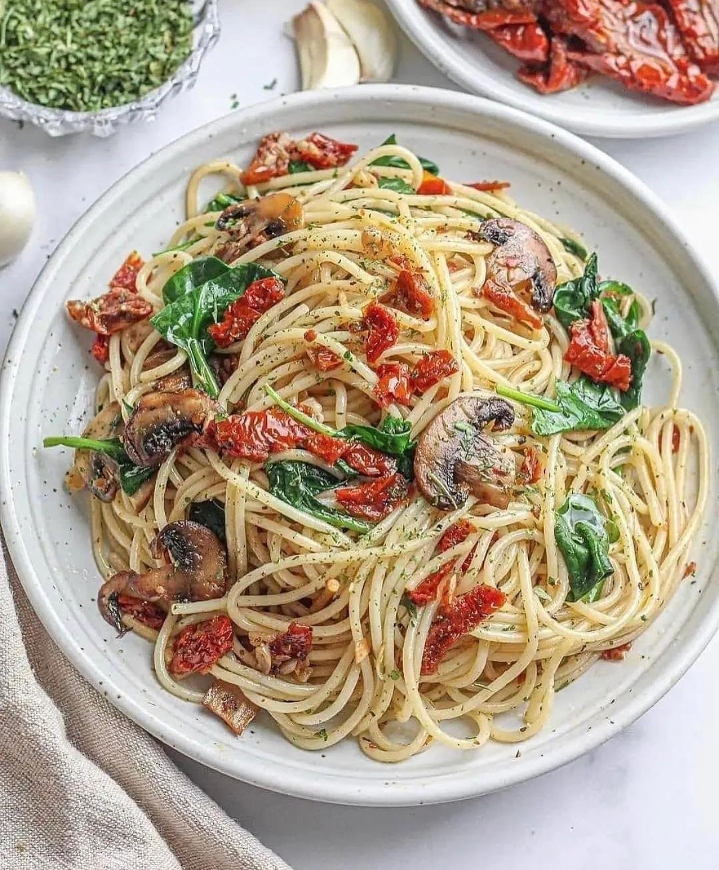 Spinach Mushroom and Sun Dried Tomato Spaghetti