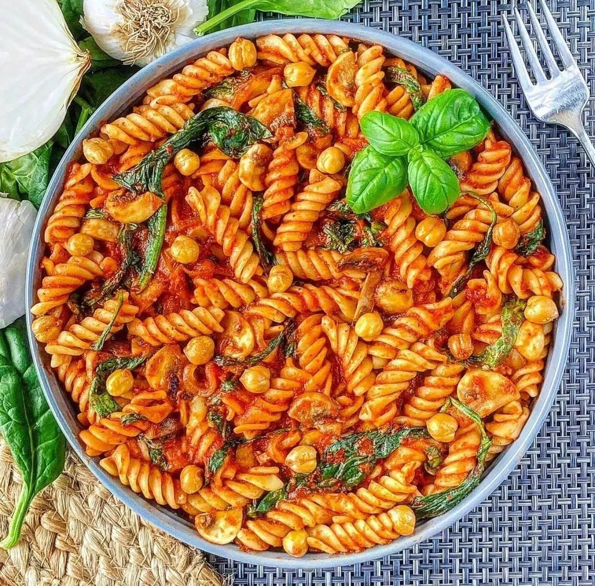 Crunchy Chickpea and Basil Tomato Pasta