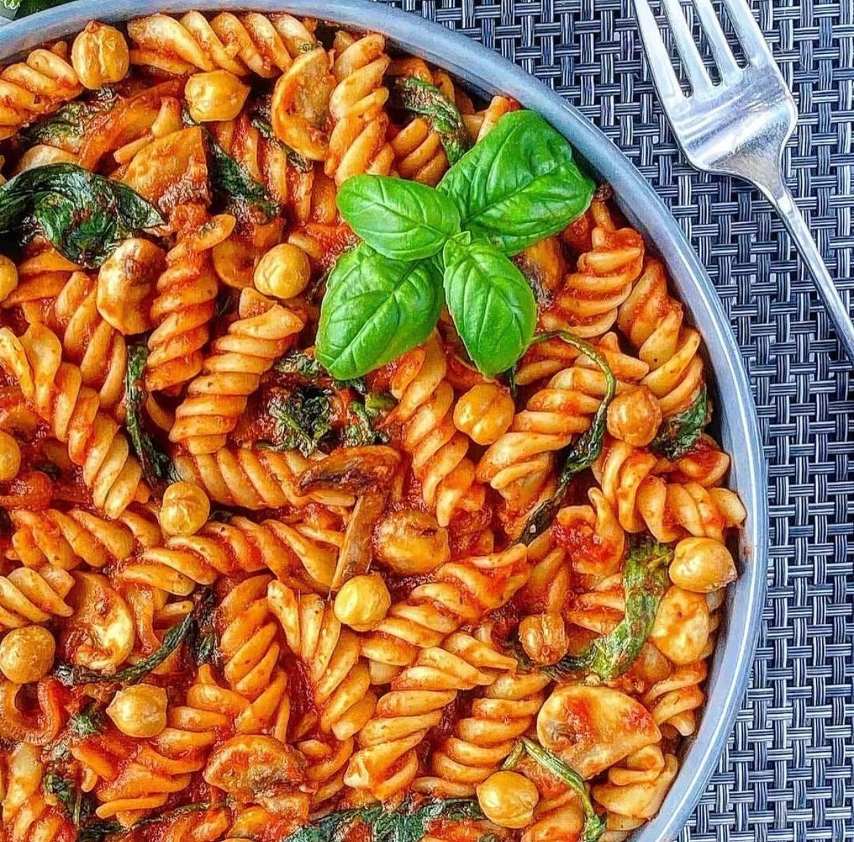 Crunchy Chickpea and Basil Tomato Pasta