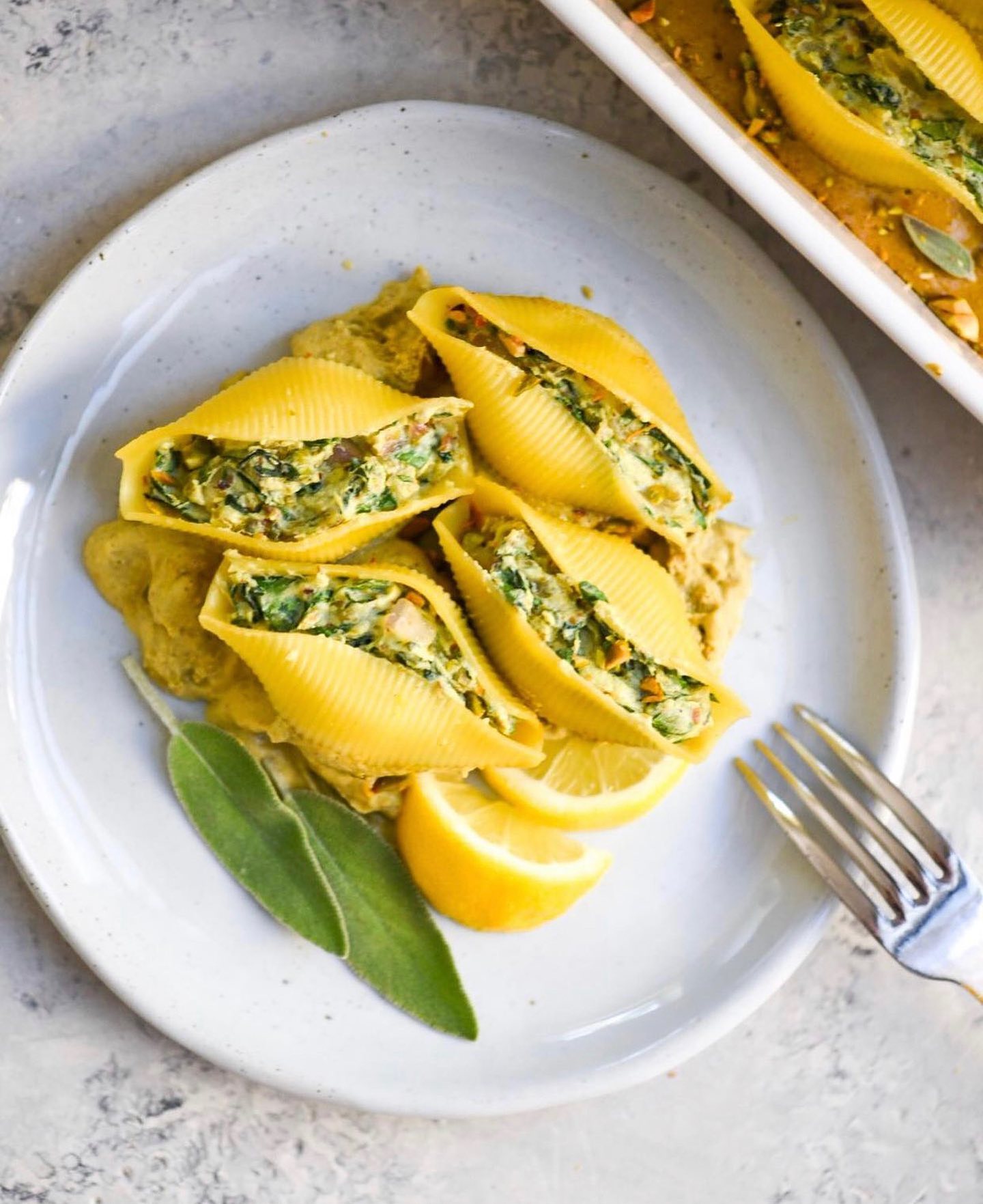Creamy Vegan Pistachio and Ricotta Stuffed Pasta Shells with Pistachio Sage Lemon Sauce 🌱🍝