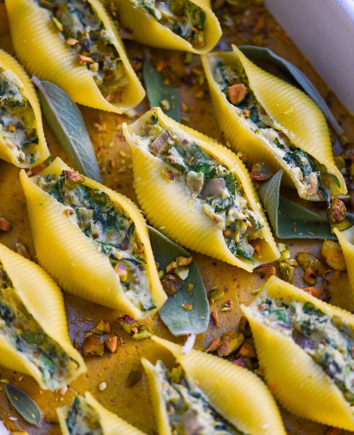 Creamy Vegan Pistachio and Ricotta Stuffed Pasta Shells with Pistachio Sage Lemon Sauce 🌱🍝