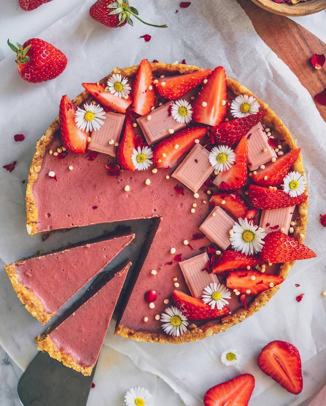 Vegan No-Bake Strawberry Cake