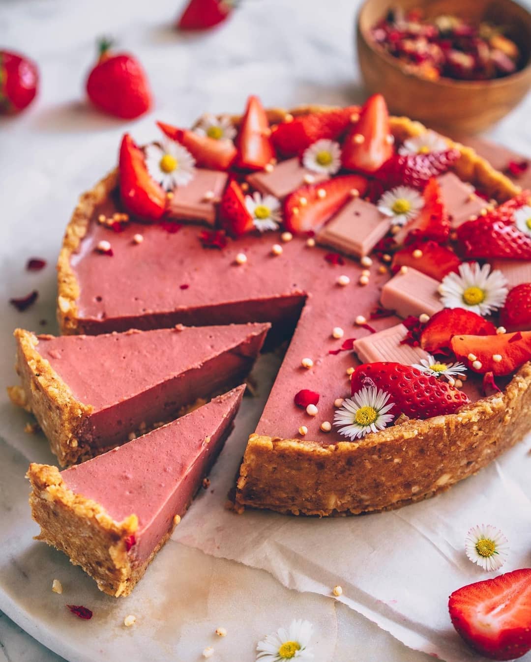 Vegan No-Bake Strawberry Cake