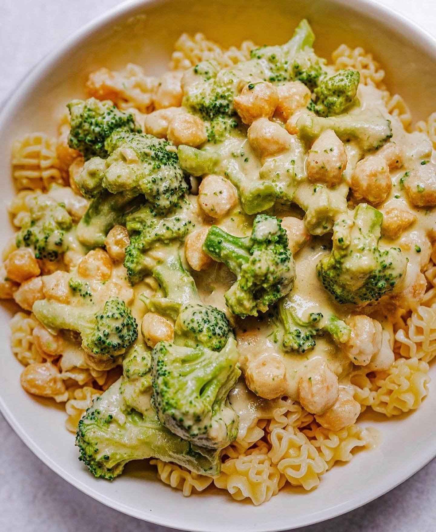 Broccoli and Chickpeas in White Sauce