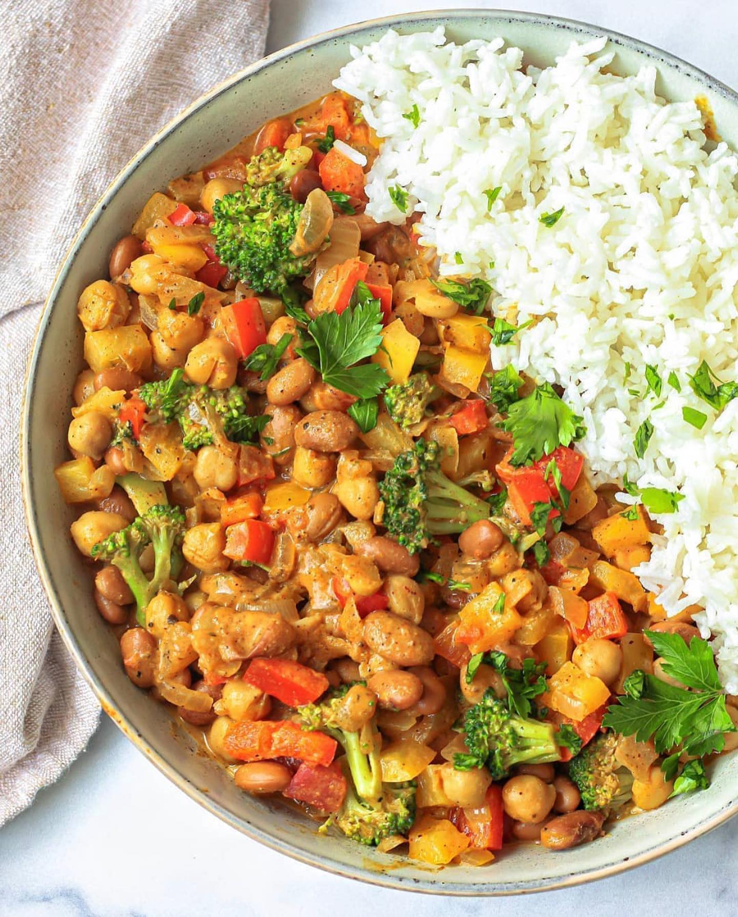 Chickpea and Pinto Bean Curry with Broccoli and Peppers