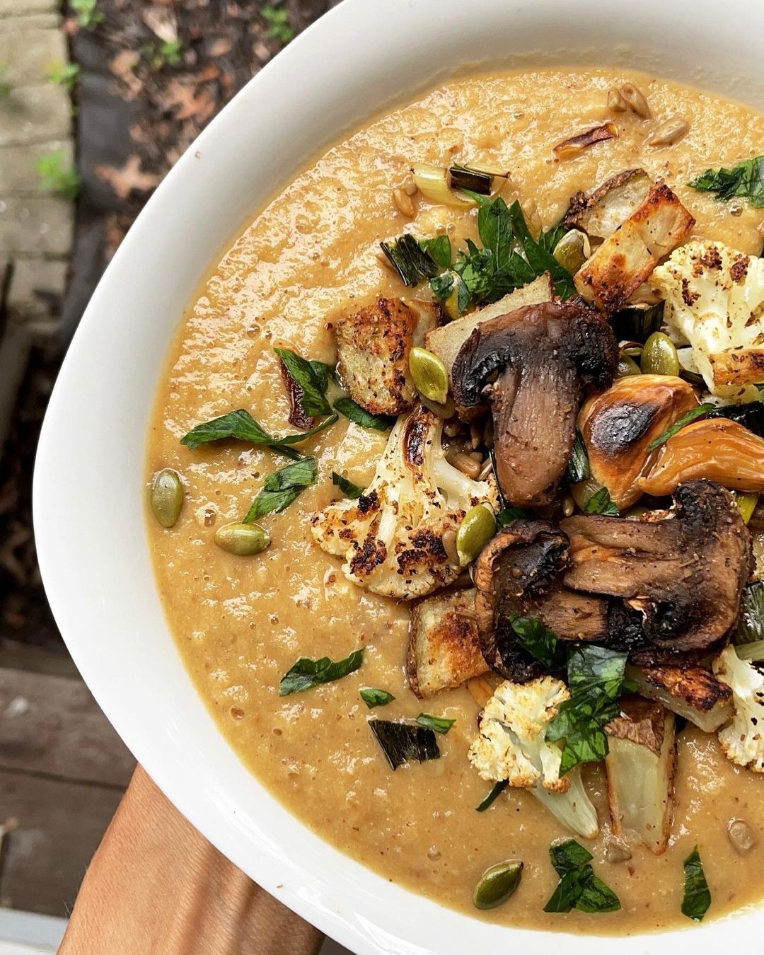 Creamy Roasted Garlic Cauliflower Soup