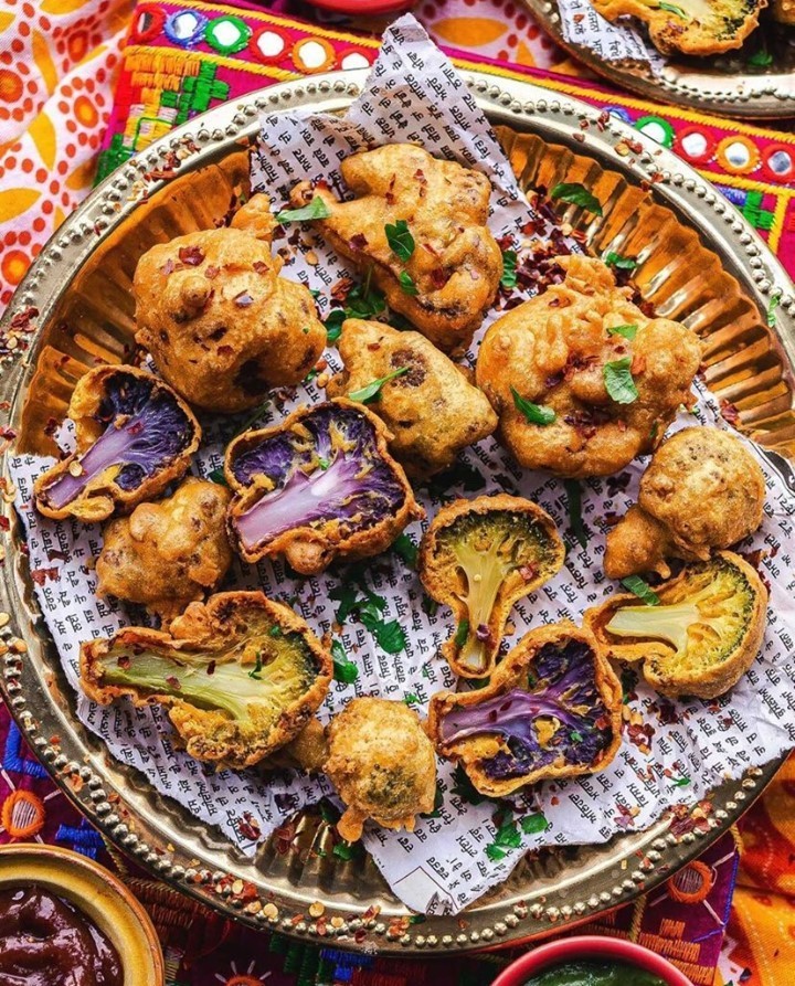Crispy Broccoli and Cauliflower Pakoras