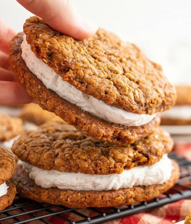 Vegan Oatmeal Cookies with Creamy Center