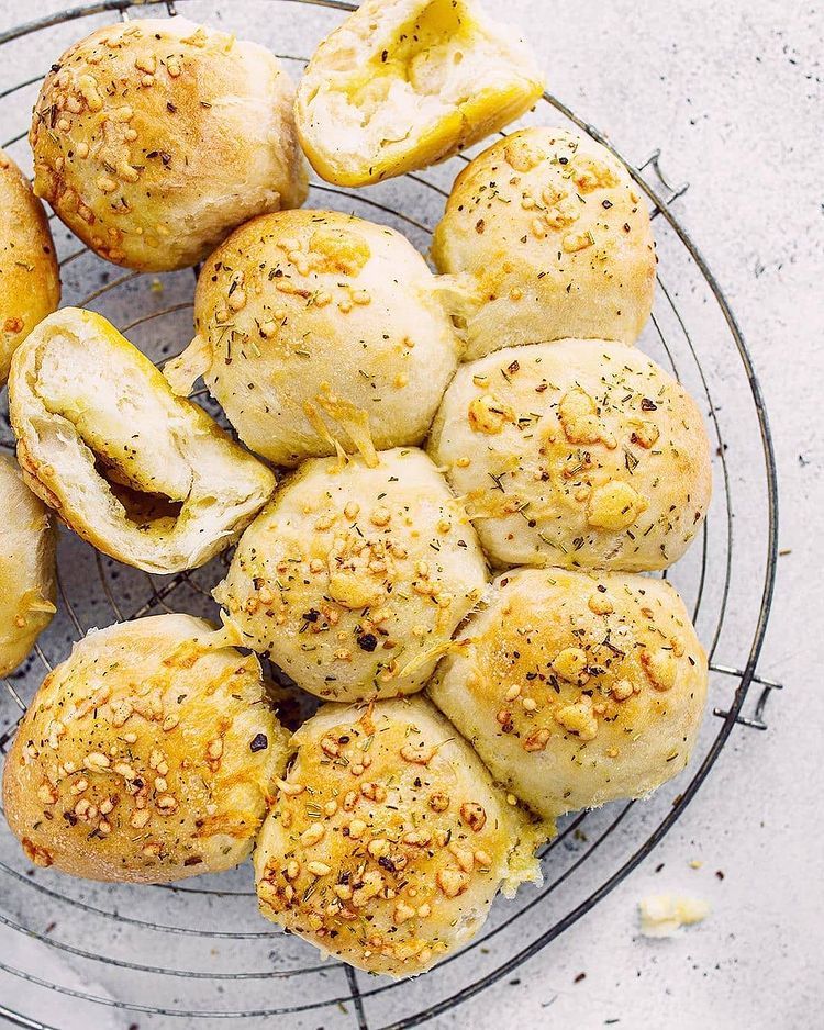 Easy Vegan Garlic Bubble Bread