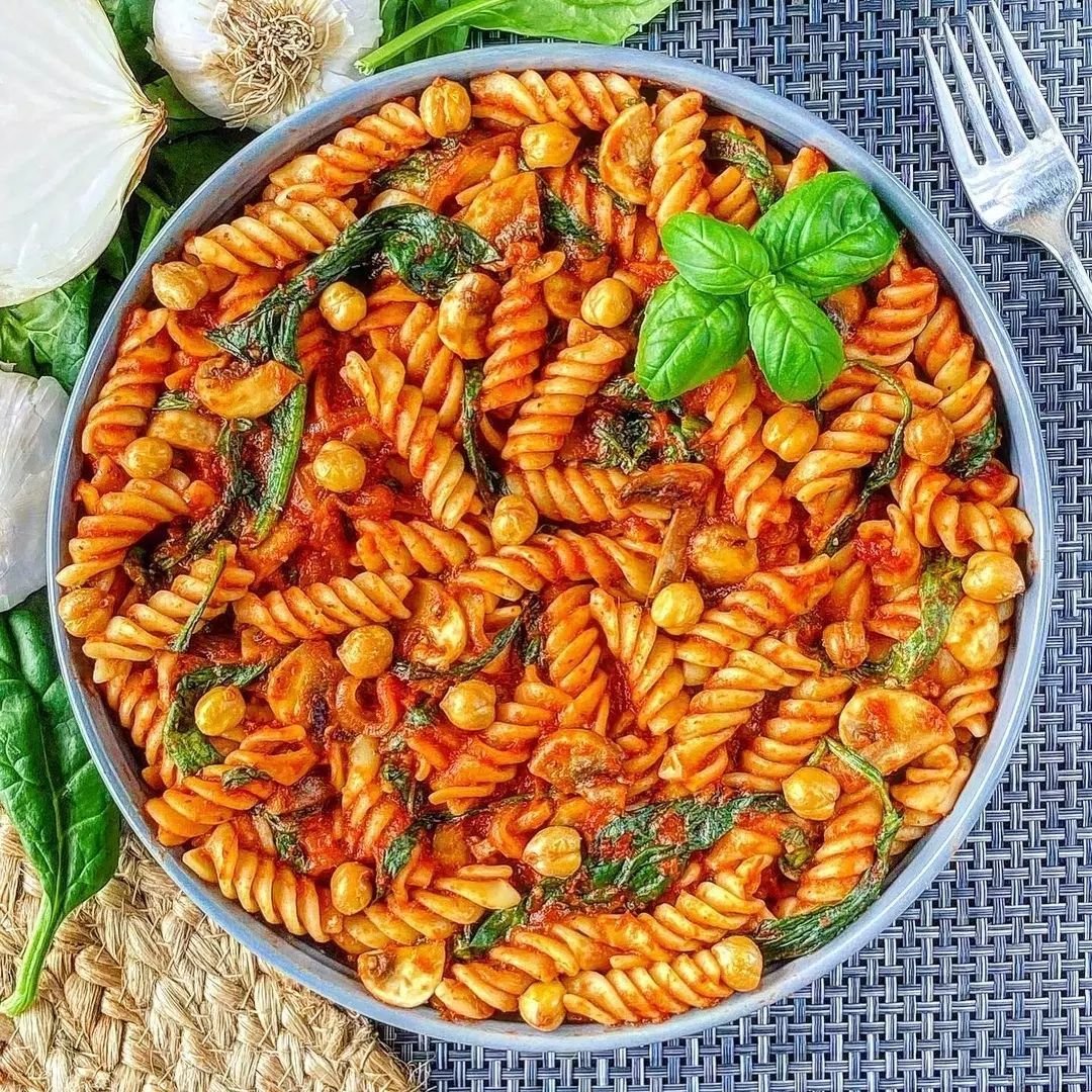 Crunchy Chickpea and Basil Tomato Pasta