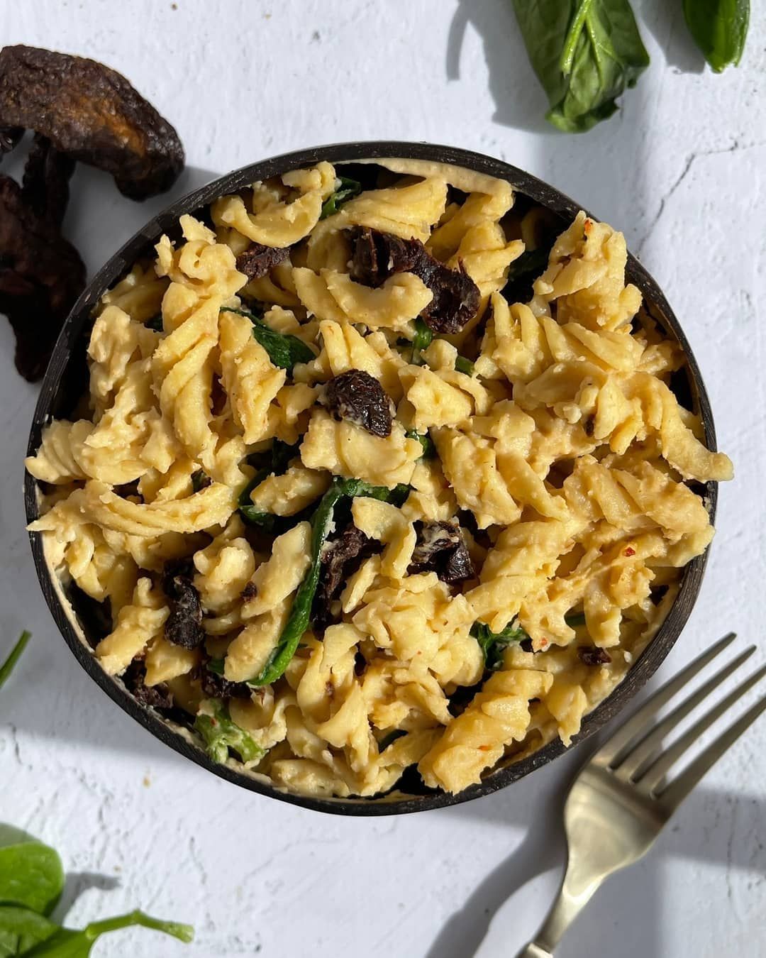 Hummus Pasta with Spinach and Sun-Dried Tomatoes