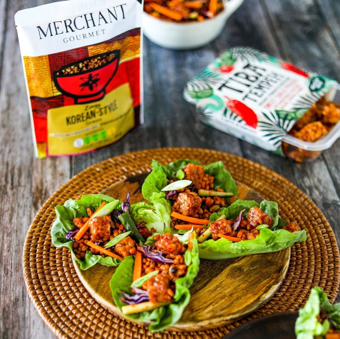 Zingy Sweet Chilli Tempeh and Grain Lettuce Wraps⁣