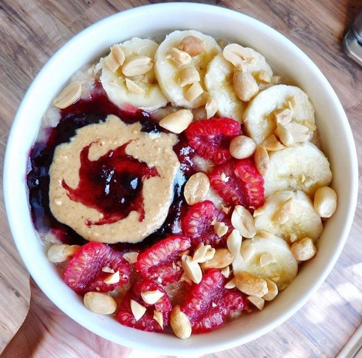 Peanut Butter and Jelly Oatmeal Bowl