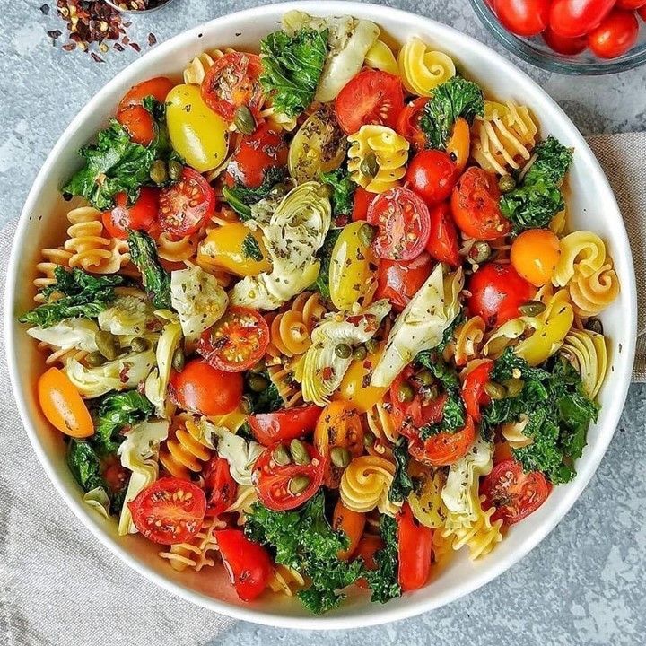 Pasta with Artichokes, Tomatoes, and Kale in White Wine Sauce
