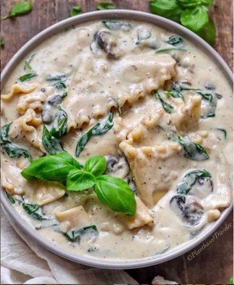One-Pot White Lasagna Soup with Spinach and Mushrooms