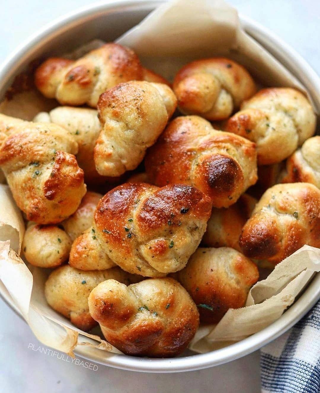 Easy 5-Ingredient Garlic Knots